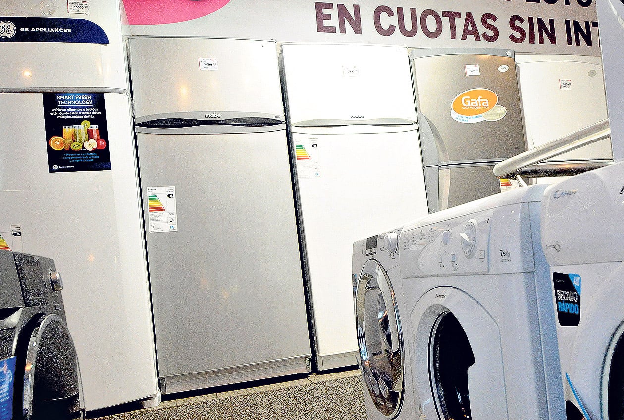 En Santa Fe, las fábricas de heladeras reducen planteles y hay más de 800 empleados suspendidos.