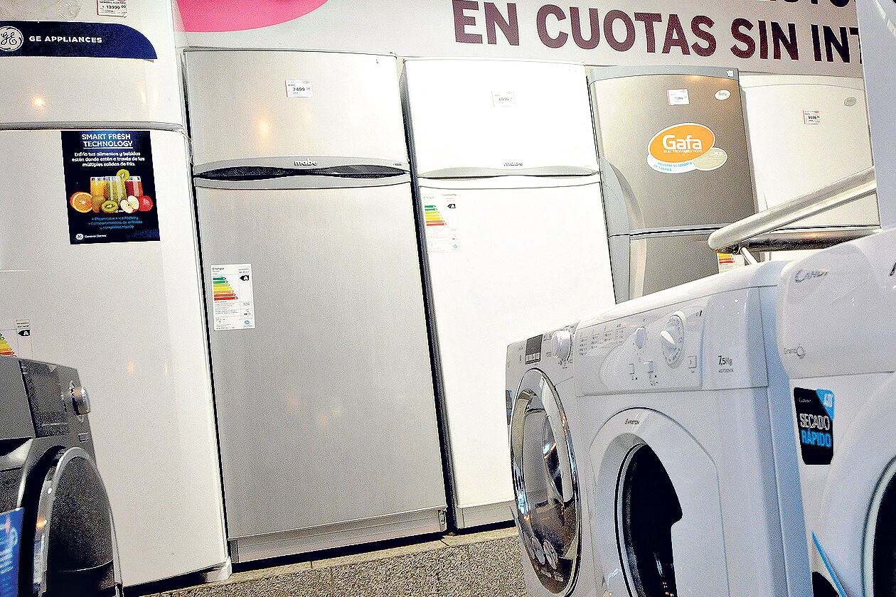 En Santa Fe, las fábricas de heladeras reducen planteles y hay más de 800 empleados suspendidos.