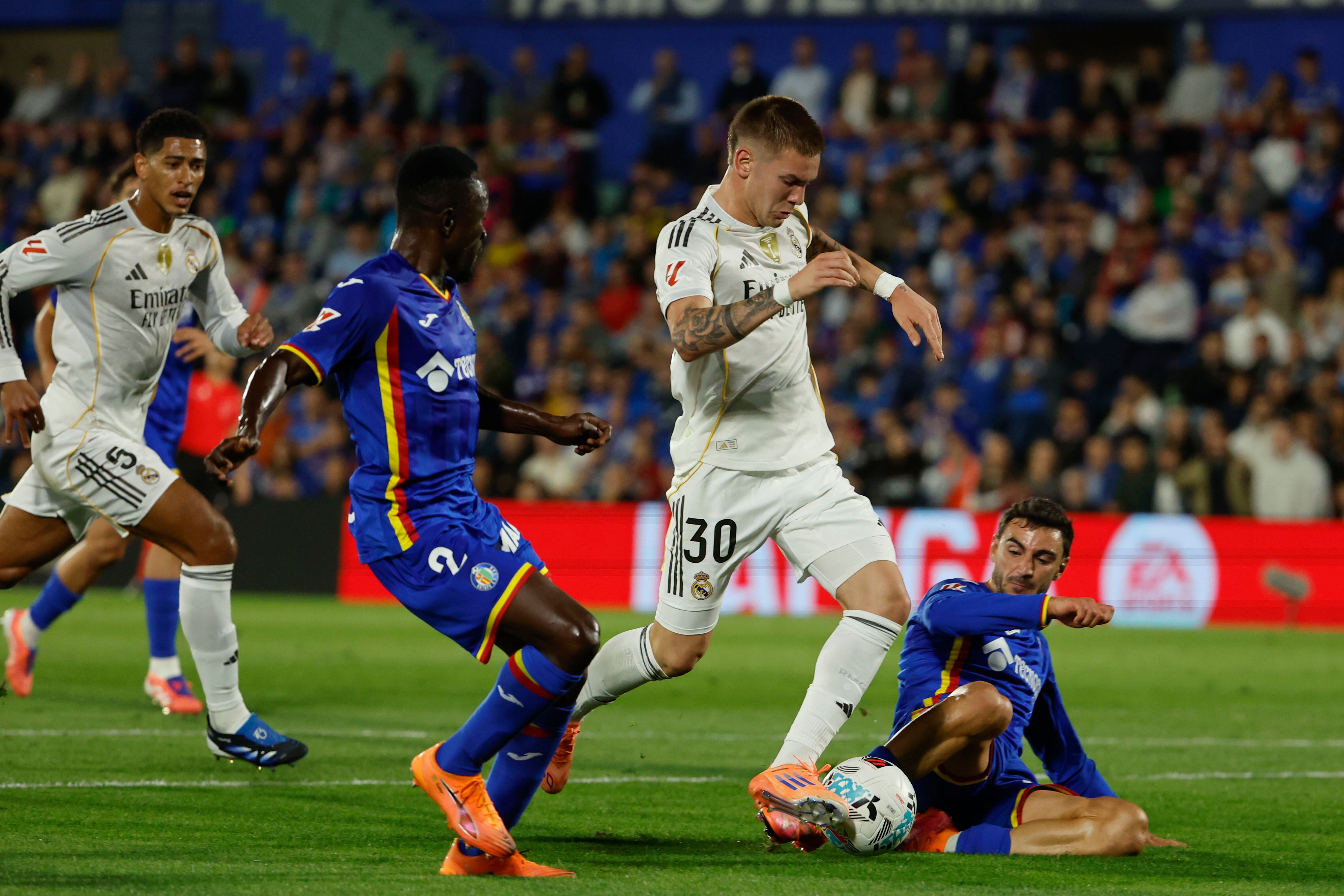 Mastantuono intenta ante dos. Le salieron pocas.