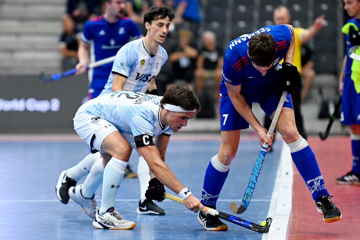 El capitán, el fueguino Juan Ignacio Eleicegui, lucha por la bocha en Argentina 3, República Checa 3