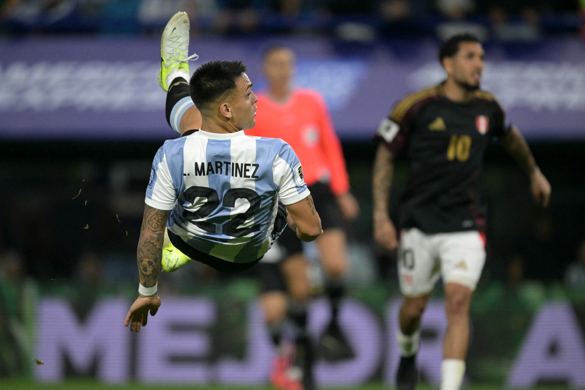 Argentina derrotó 1 a 0 a Perú con un golazo de Lautaro Martínez y lidera la tabla de posiciones.