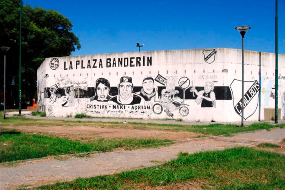 El mural recuerda a las victimas de La Masacre de Floresta