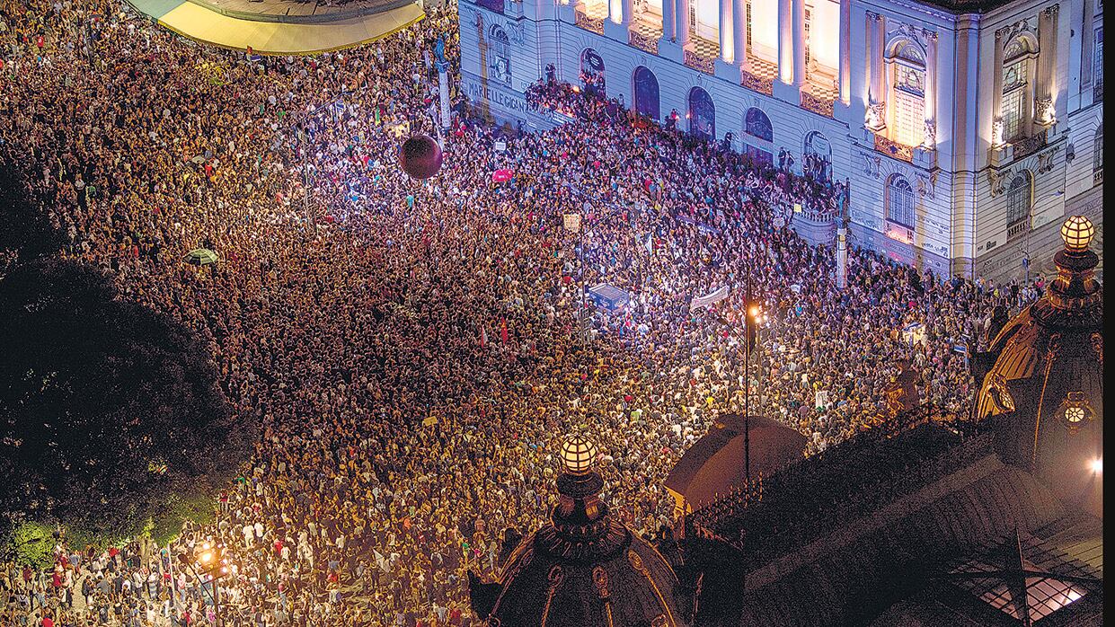 Cientos de miles de brasileños se concentraron a la entrada a la Cámara Municipal de Río, donde fue velada Franco.