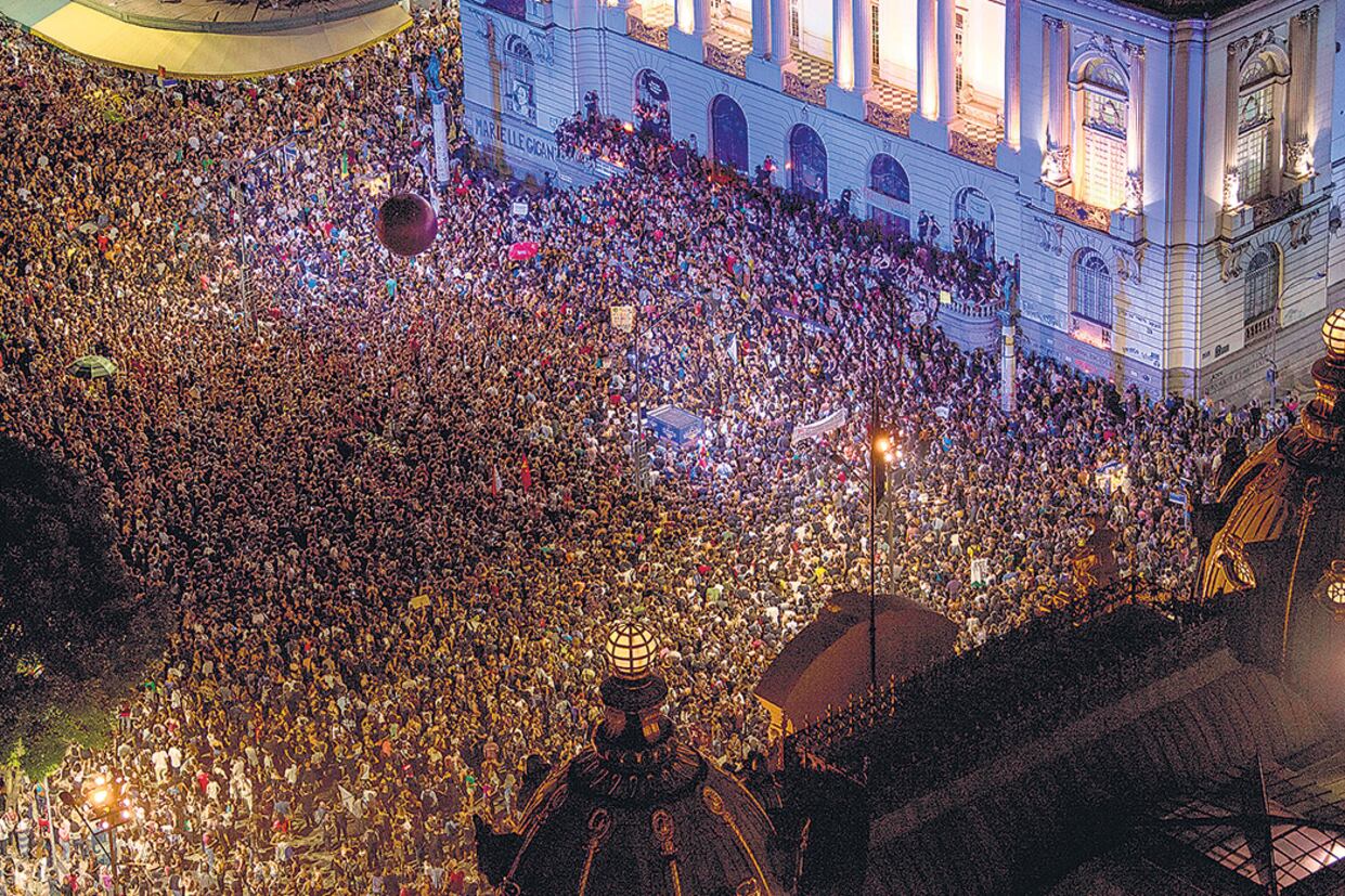 Cientos de miles de brasileños se concentraron a la entrada a la Cámara Municipal de Río, donde fue velada Franco.