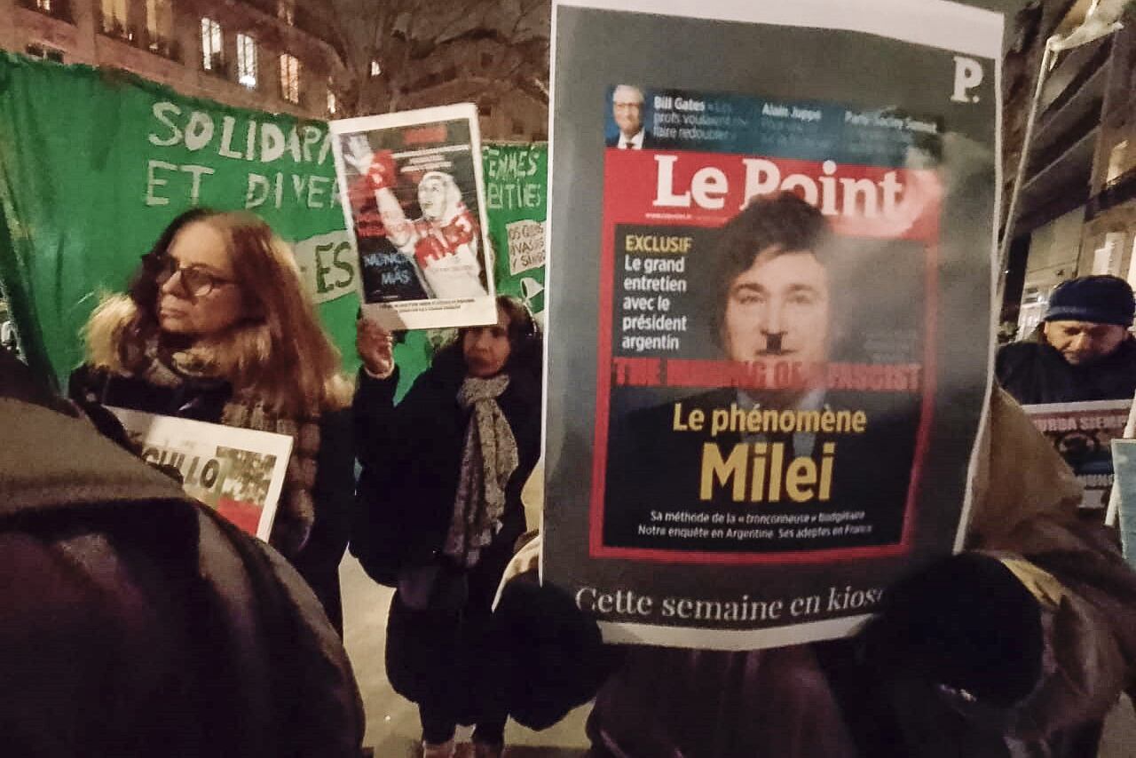 Repudio al gobierno de Milei frente a la embajada argentina en Francia.