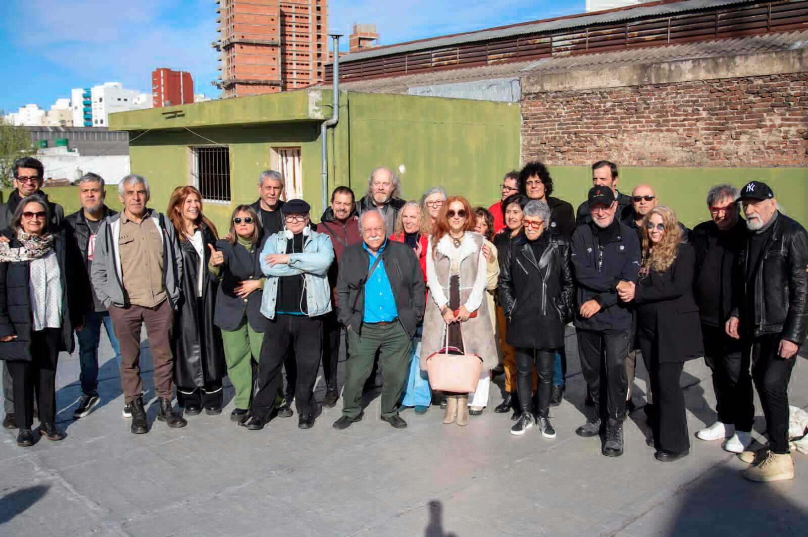 Los artistas en la terraza de la Casa, durante el comienzo del proyecto.