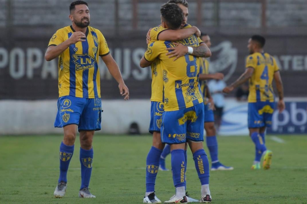 Los jugadores del Bohemio celebran el pase de ronda.