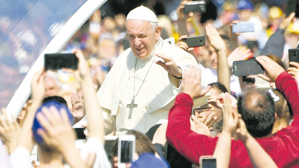 El Papa fue recibido por miles de personas en el último día de su visita a Rumania.