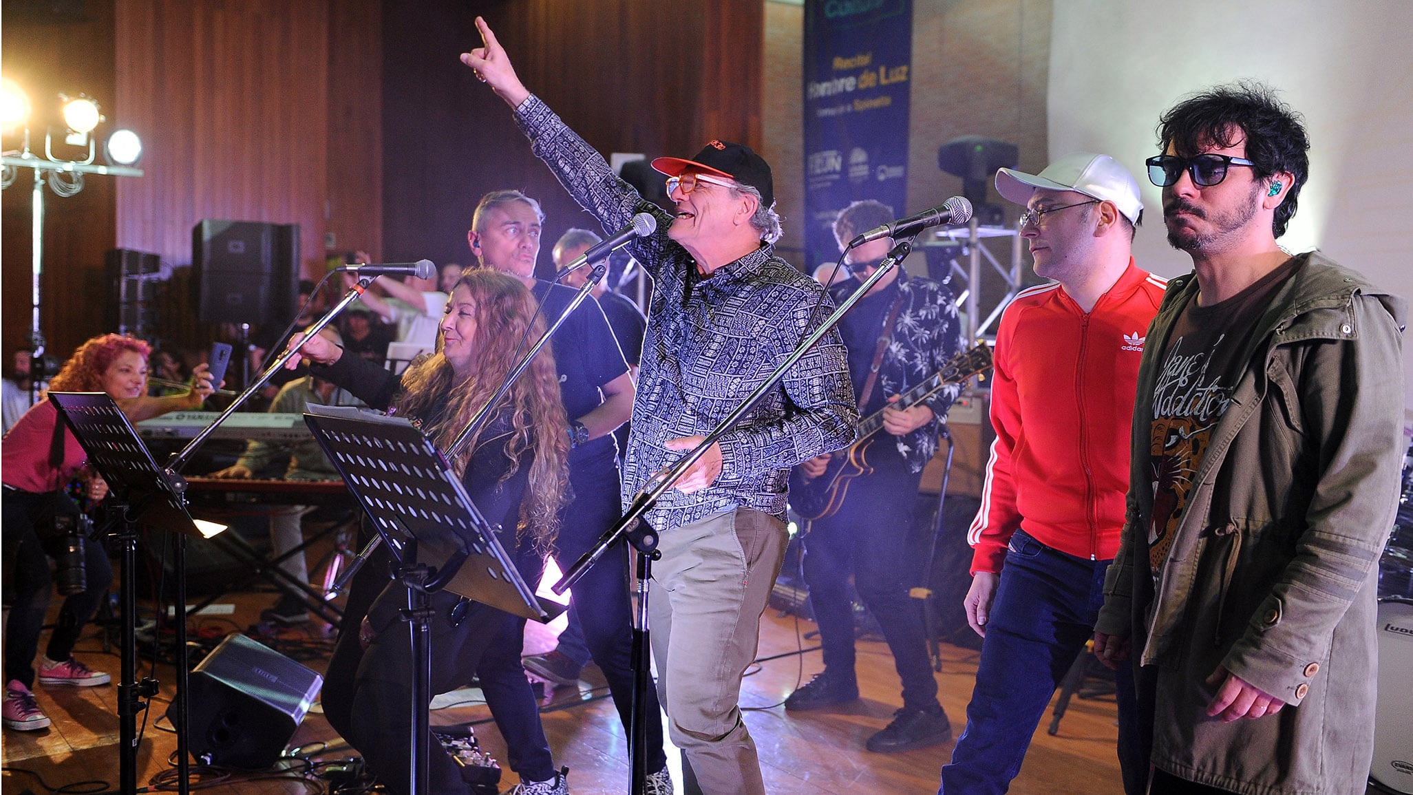 Ante un auditorio colmado, el show fue a beneficio de la ONG Conduciendo a Conciencia.