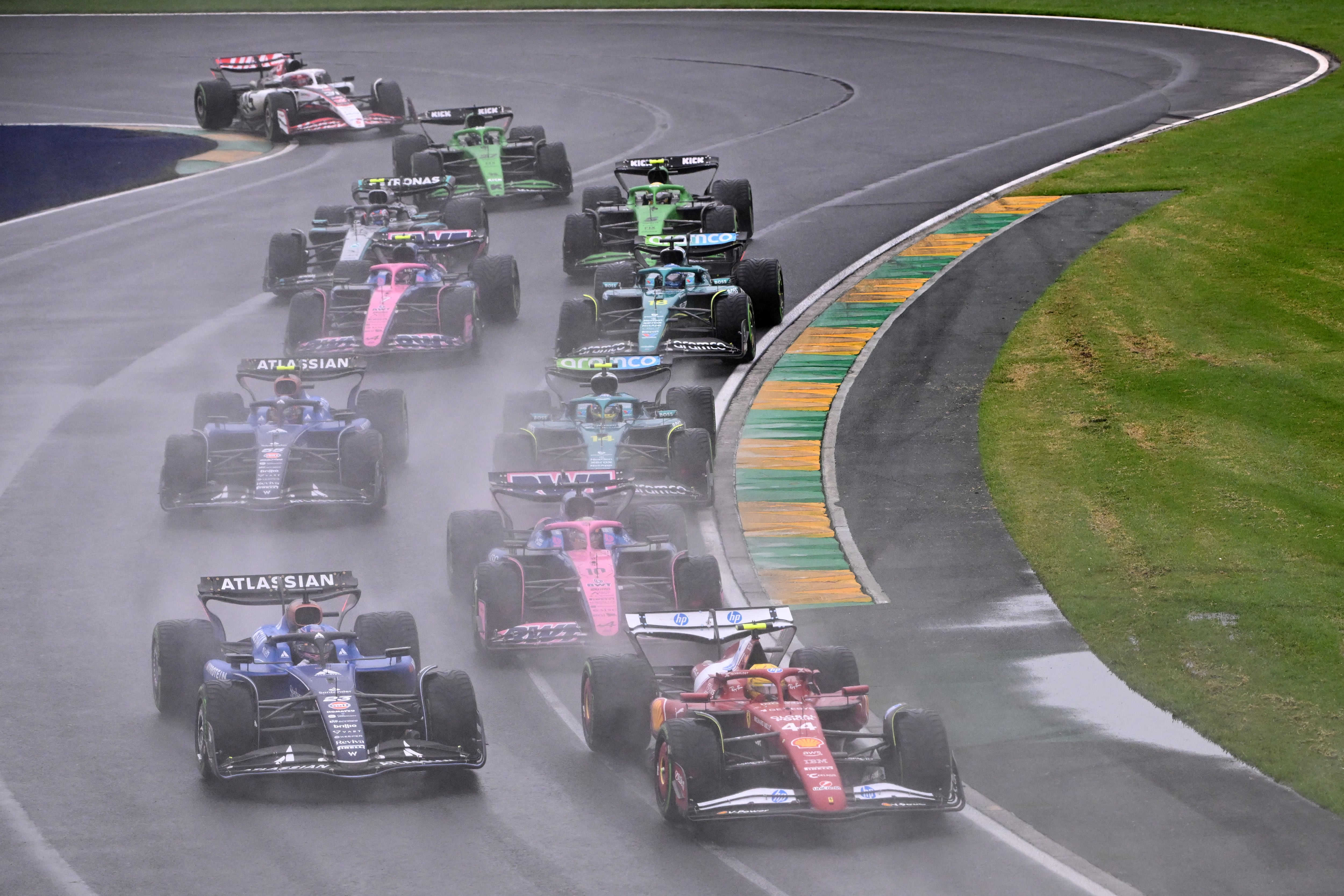 La lluvia complicó los planes en el estreno en Australia