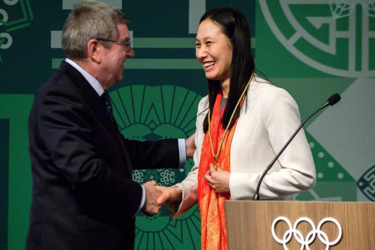 Thomas Bach junto a la ex patinadora china la Zhang Hong.