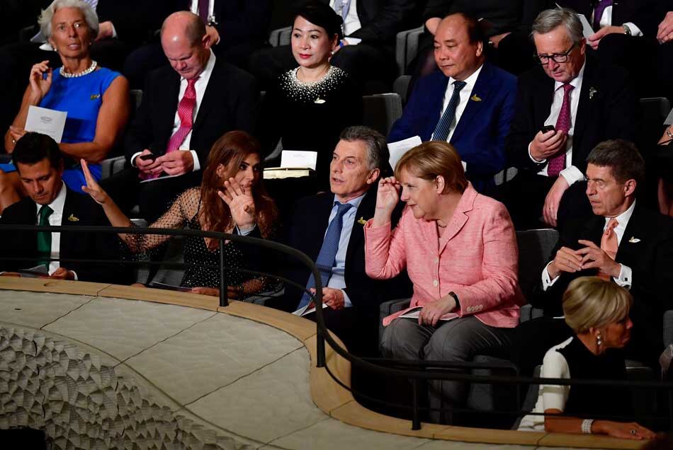 Macri, durante el concierto de bienvenida a la Cumbre del G20, en la Filarmónica del Elba, flanqueado por su mujer, la canciller alemana Angela Merkel, el presidente de México Enrique Peña Nieto, y detrás la titular del FMI, Christine Lagarde.