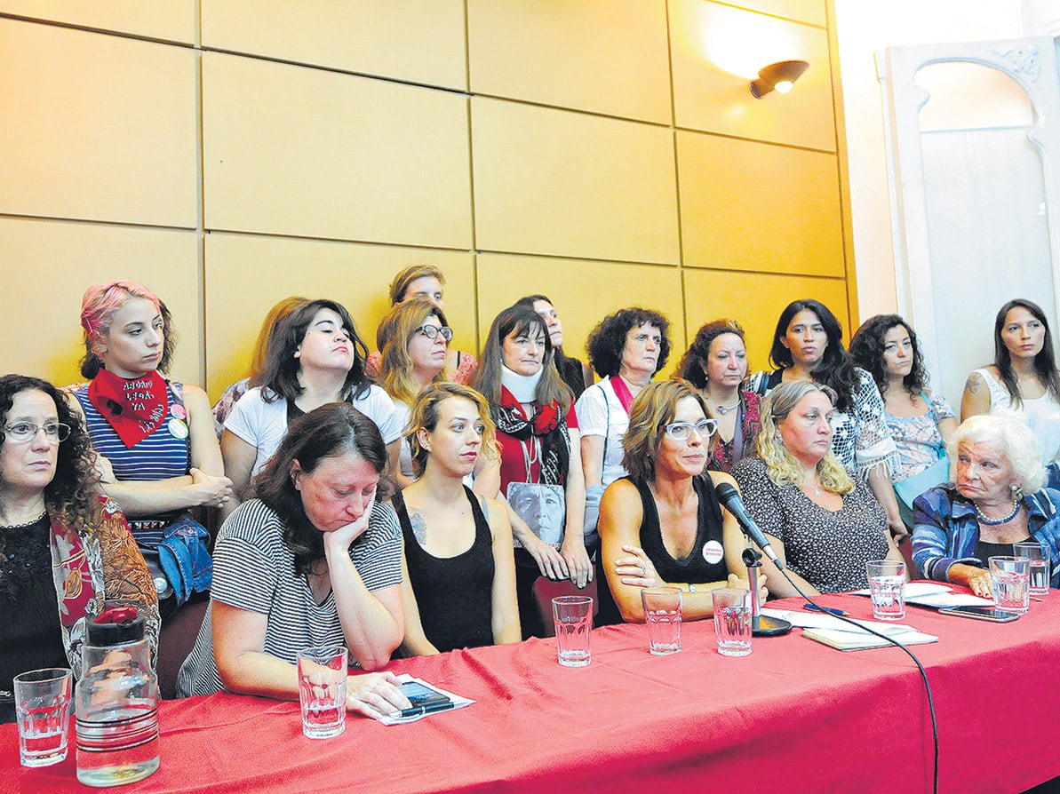 La conferencia de prensa, en el CELS, durante la que se denunció como “guión mentiroso”, la versión oficial.