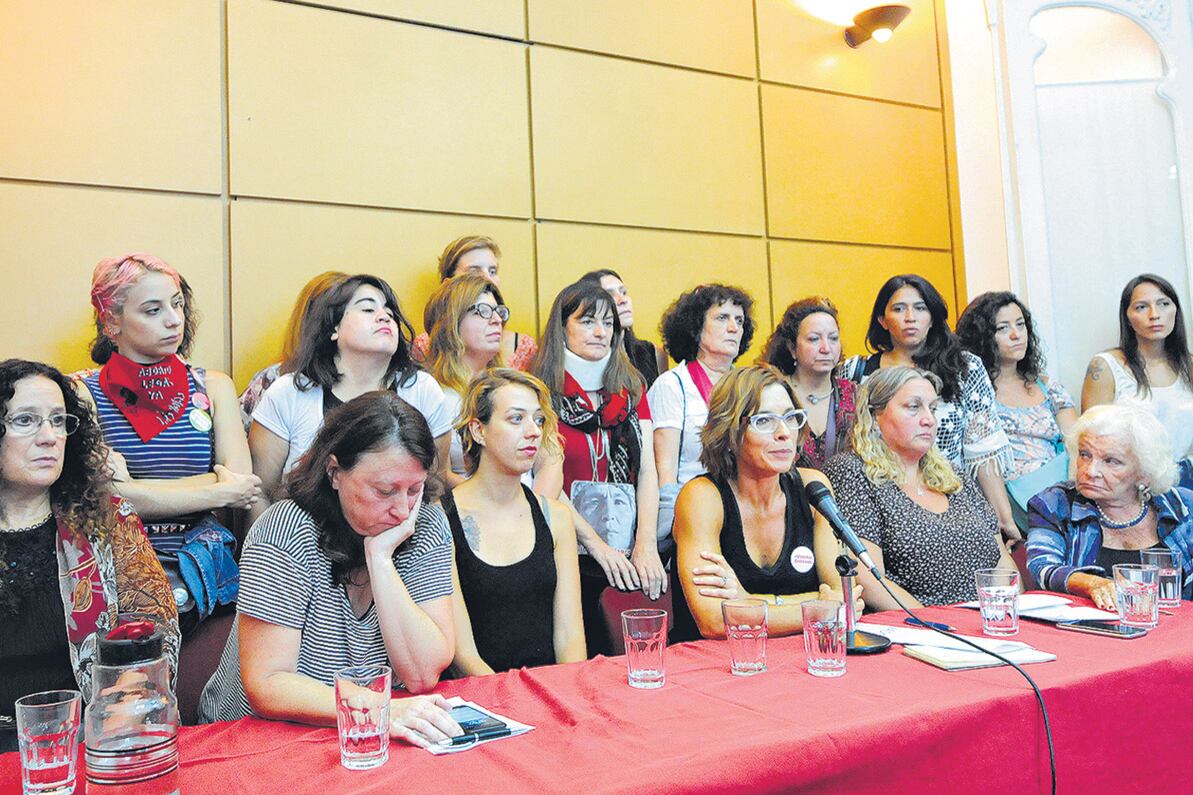 La conferencia de prensa, en el CELS, durante la que se denunció como “guión mentiroso”, la versión oficial.