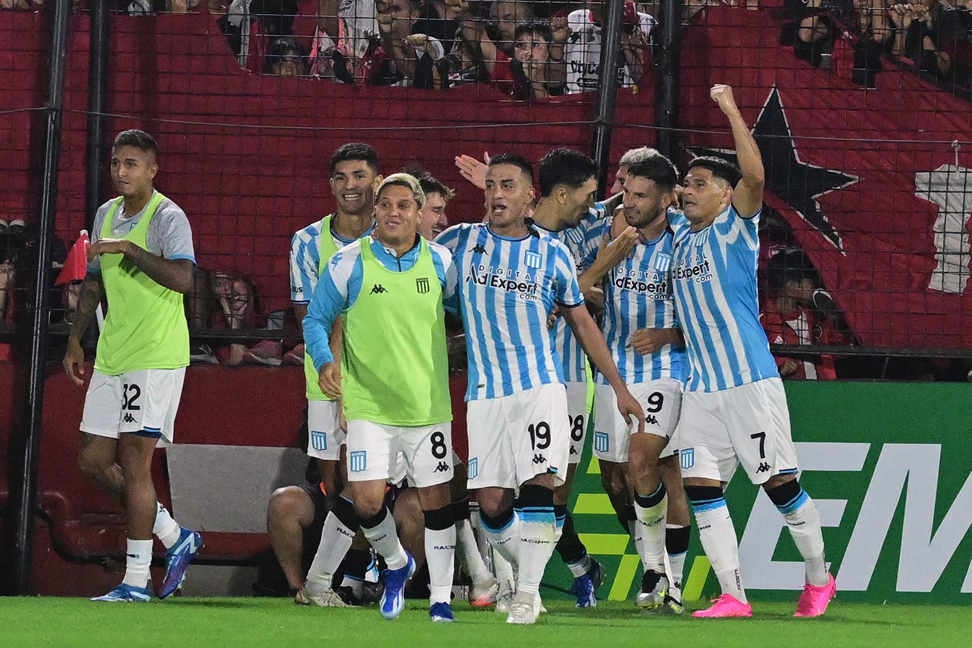 Los jugadores de Racing festejan uno de lo goles 