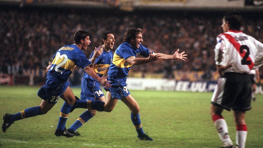 Palermo ya anotó el tercer gol, y Burdisso y Battaglia corren a abrazarlo. Trotta lo sufre. 