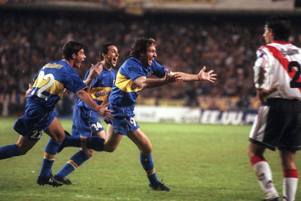 Palermo ya anotó el tercer gol, y Burdisso y Battaglia corren a abrazarlo. Trotta lo sufre.