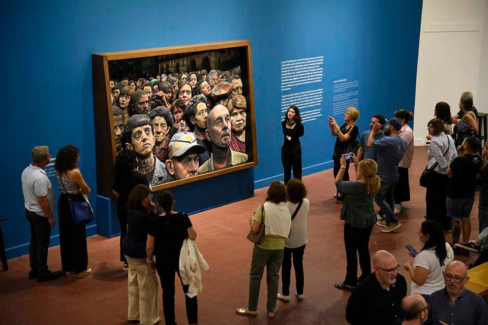 "Manifestación", el mural en plastilina realizado por el dúo Mondongo en 2024 ahora en el Castagnino.