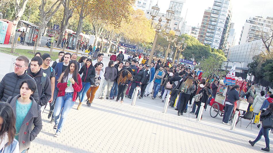 Fila para ingresar a Expo Empleo, el evento organizado en la Rural para que los jóvenes entreguen su CV.