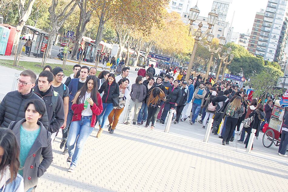 Fila para ingresar a Expo Empleo, el evento organizado en la Rural para que los jóvenes entreguen su CV.