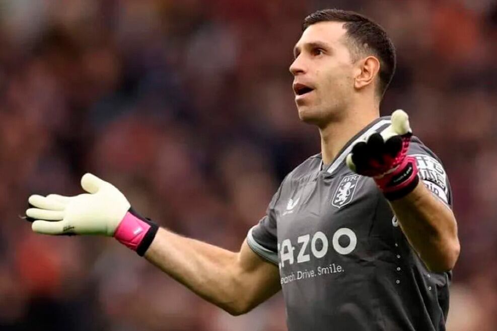 El "Dibu" se lamenta ante su gente tras recibir cuatro goles