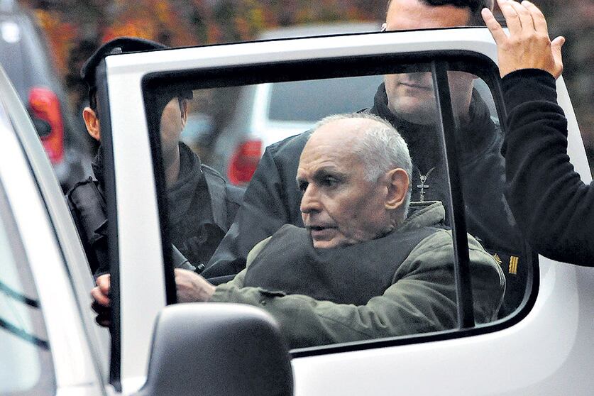 Robledo Puch en mayo del año pasado, cuando fue trasladado para una serie de estudios médicos.