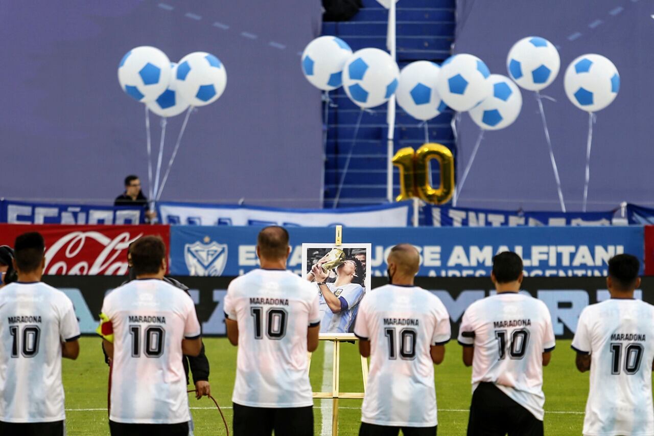 El homenaje del plantel de Gimnasia a Maradona.