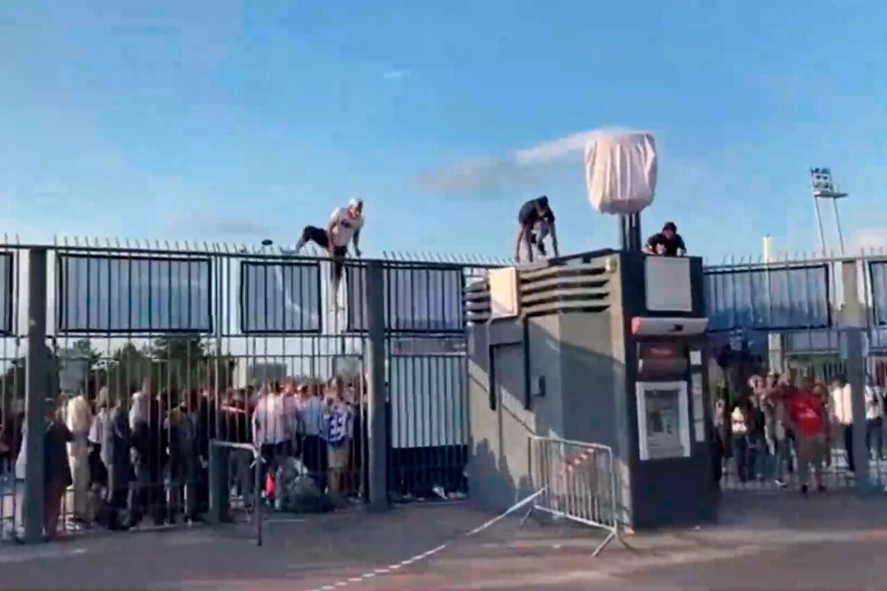 Los hinchas saltaron las rejas para poder ingresar al estadio