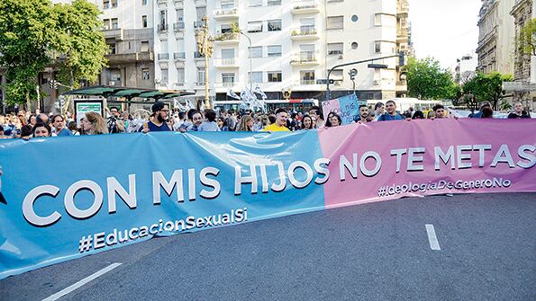 “Se nace mujer o se nace hombre” fue el discurso de supuesta avanzada de los manifestantes antiderechos.