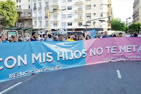 “Se nace mujer o se nace hombre” fue el discurso de supuesta avanzada de los manifestantes antiderechos.