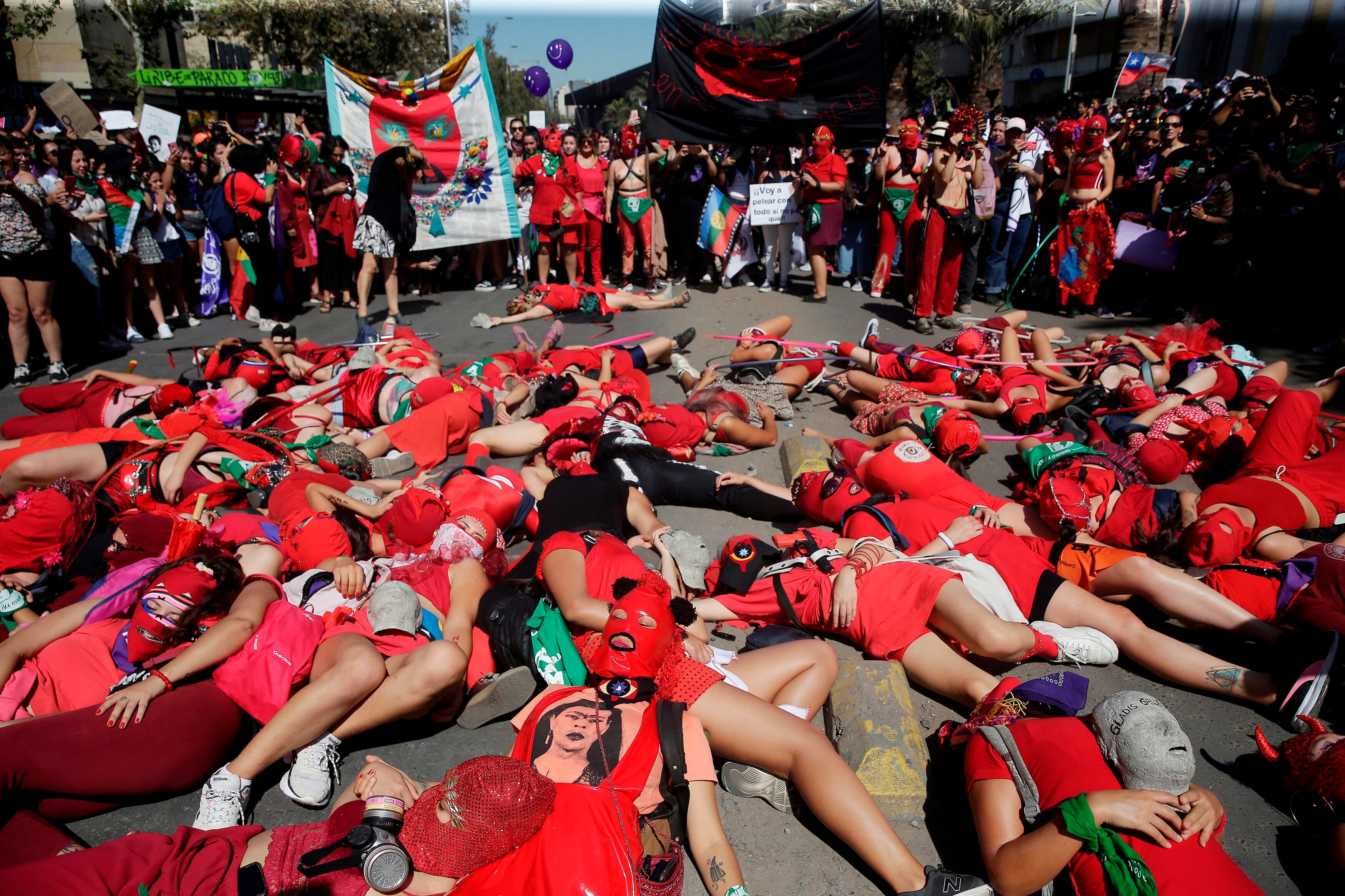 Mujeres escenifican femicidios durante la marcha por el Día Internacional de la Mujer.