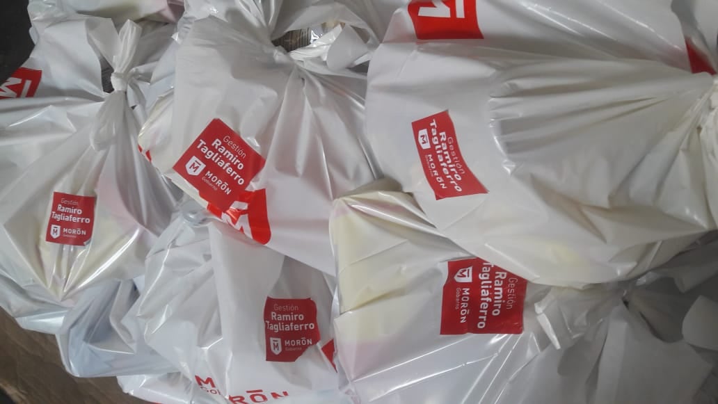 La bolsas de mercadería con la etiqueta "Gestión Ramiro Tagliaferro" que reparte el intendente de Morón.