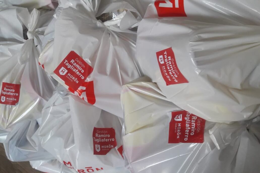 La bolsas de mercadería con la etiqueta "Gestión Ramiro Tagliaferro" que reparte el intendente de Morón.