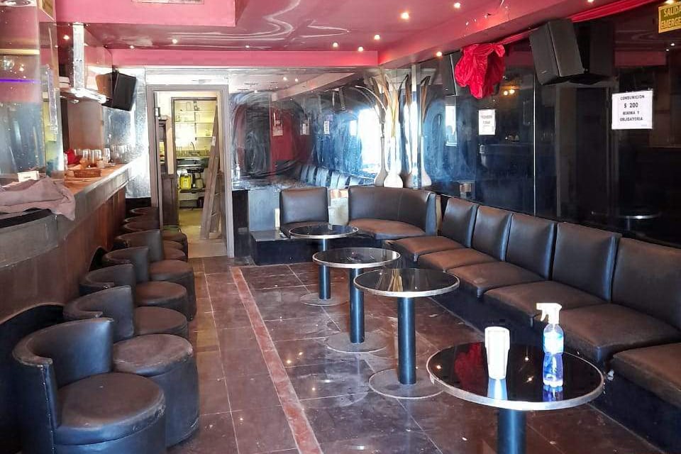 Besos en la pared como una forma de autodefensa.