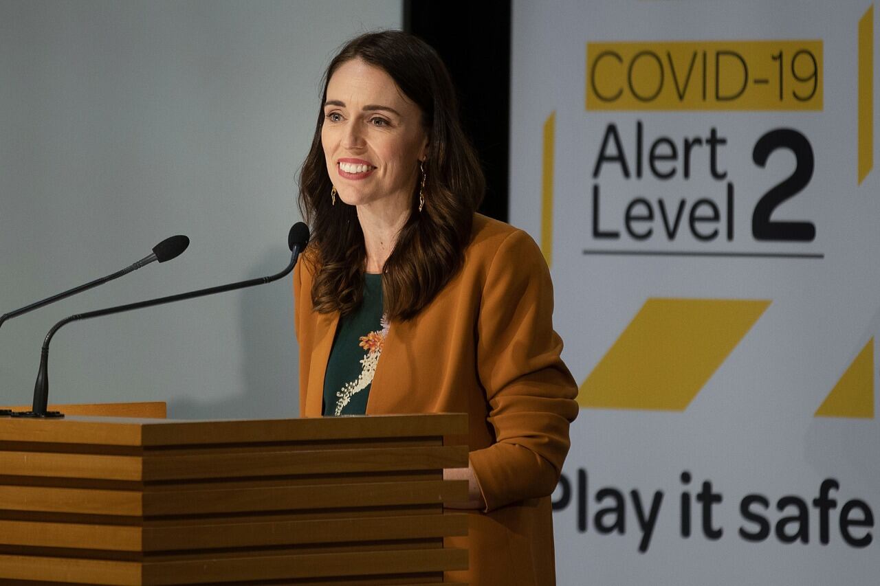 La primera ministra Jacinda Ardern, al momento de anunciar que los ciudadanos podrán movilizarse sin reestricciones.