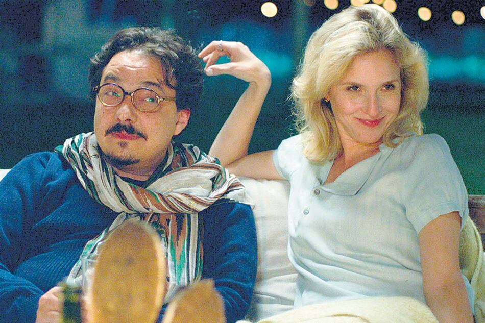 Fernán Mirás y Carla Peterson son los anfitriones de un revelador fin de semana entre amigos.