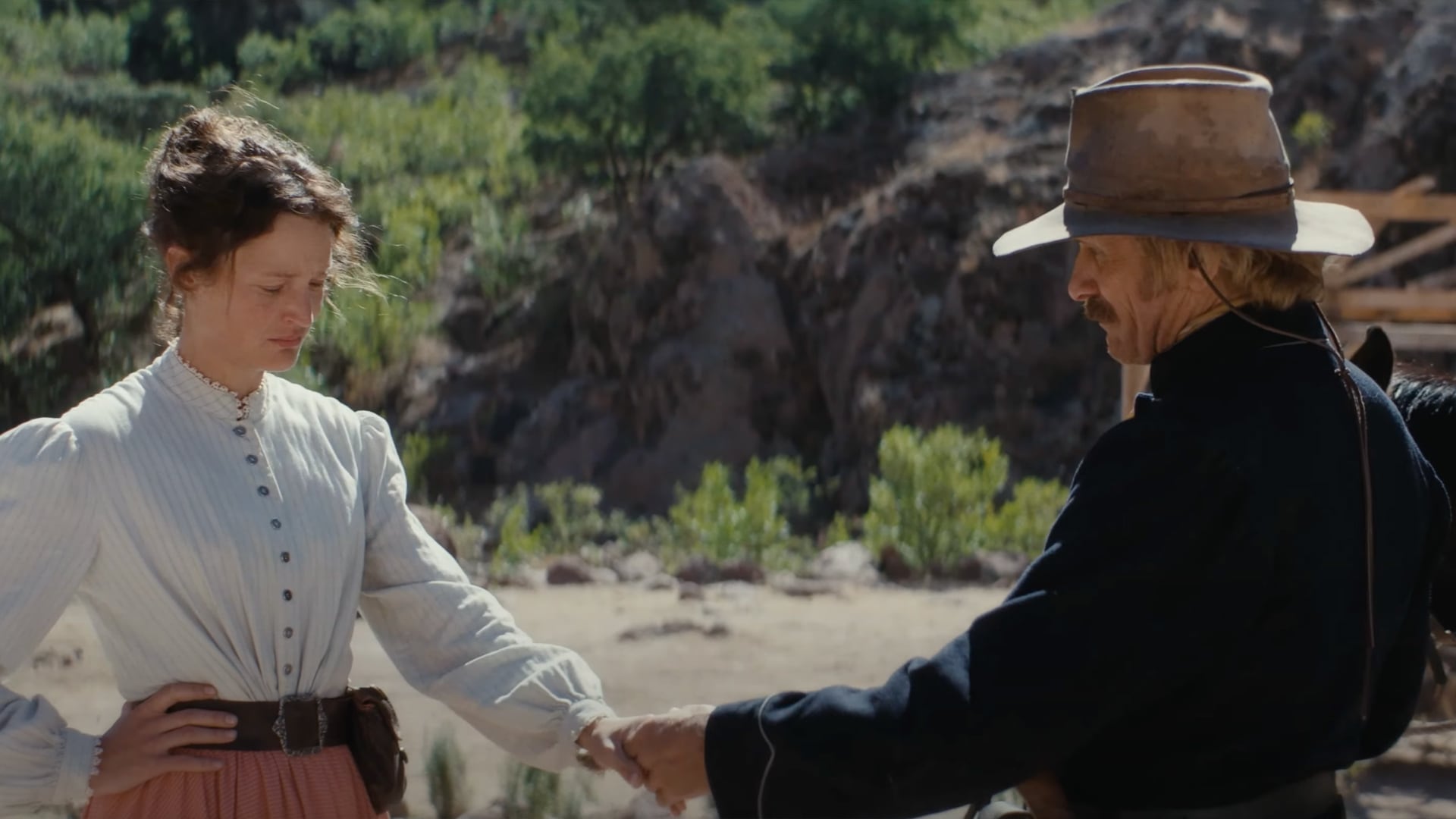 Vicky Krieps y Viggo Mortensen en una escena de "Hasta el fin del mundo".