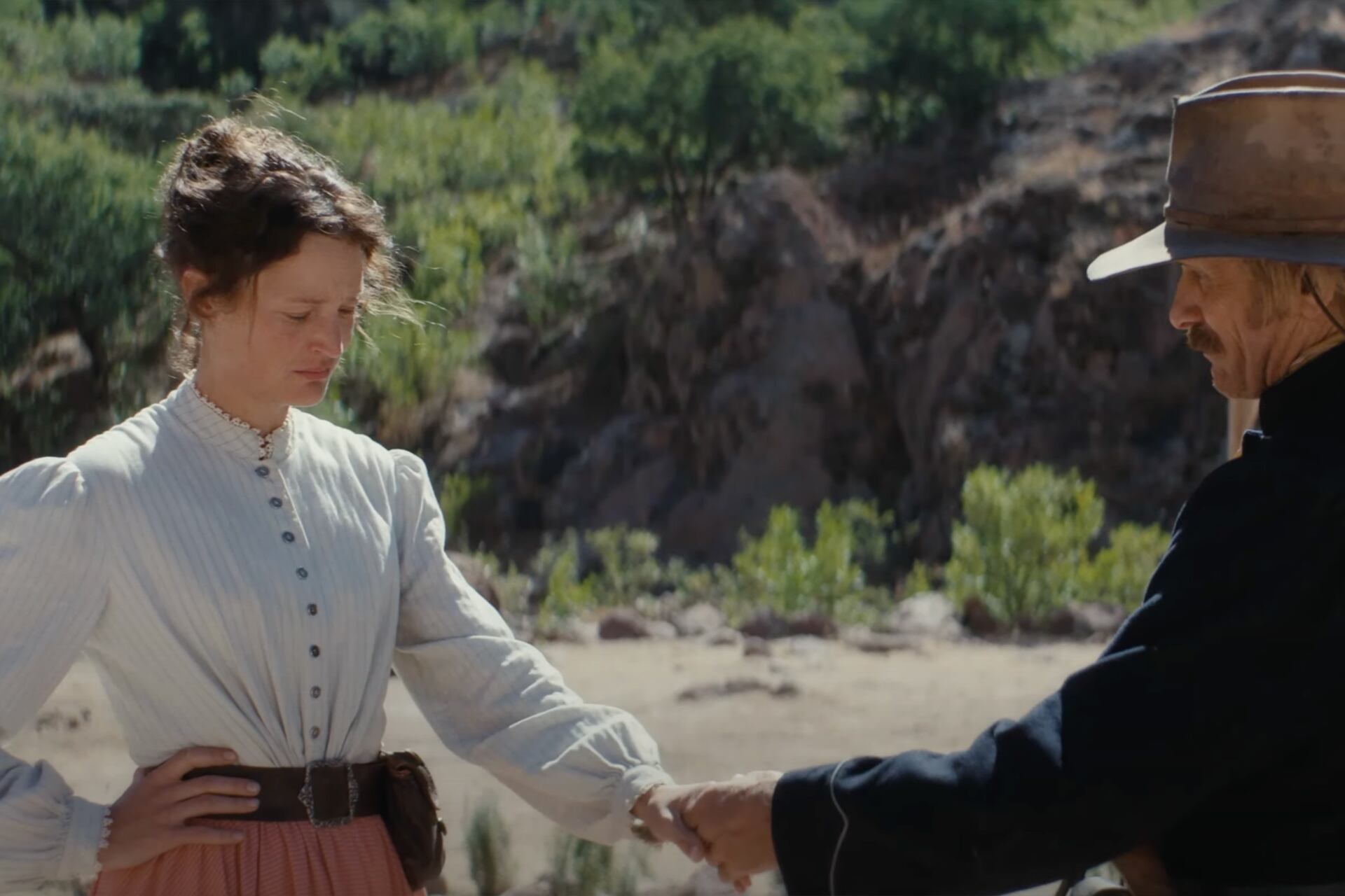 Vicky Krieps y Viggo Mortensen en una escena de "Hasta el fin del mundo".