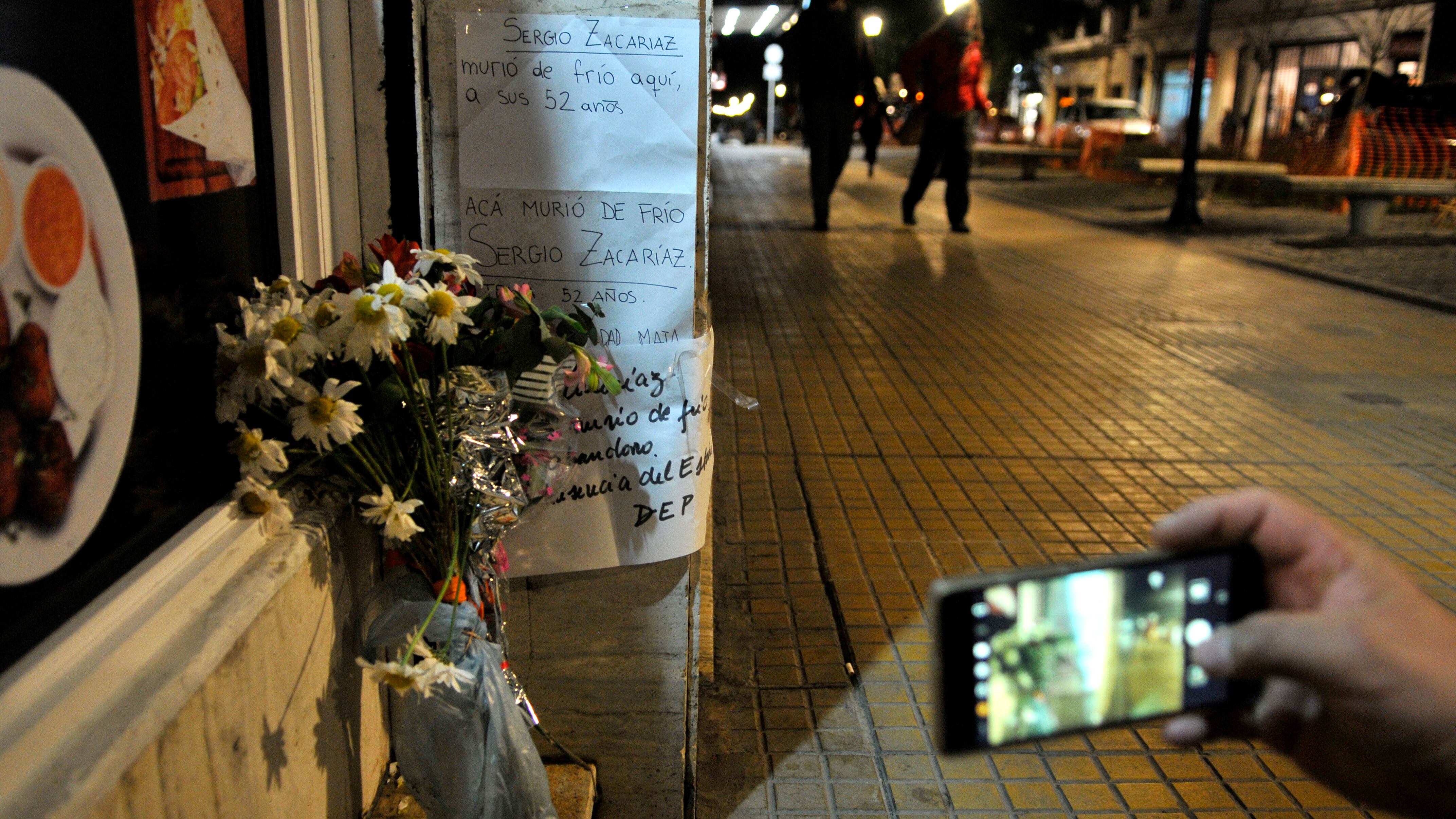 Un altar para Sergio Zacariaz en el lugar donde fue hallado muerto.