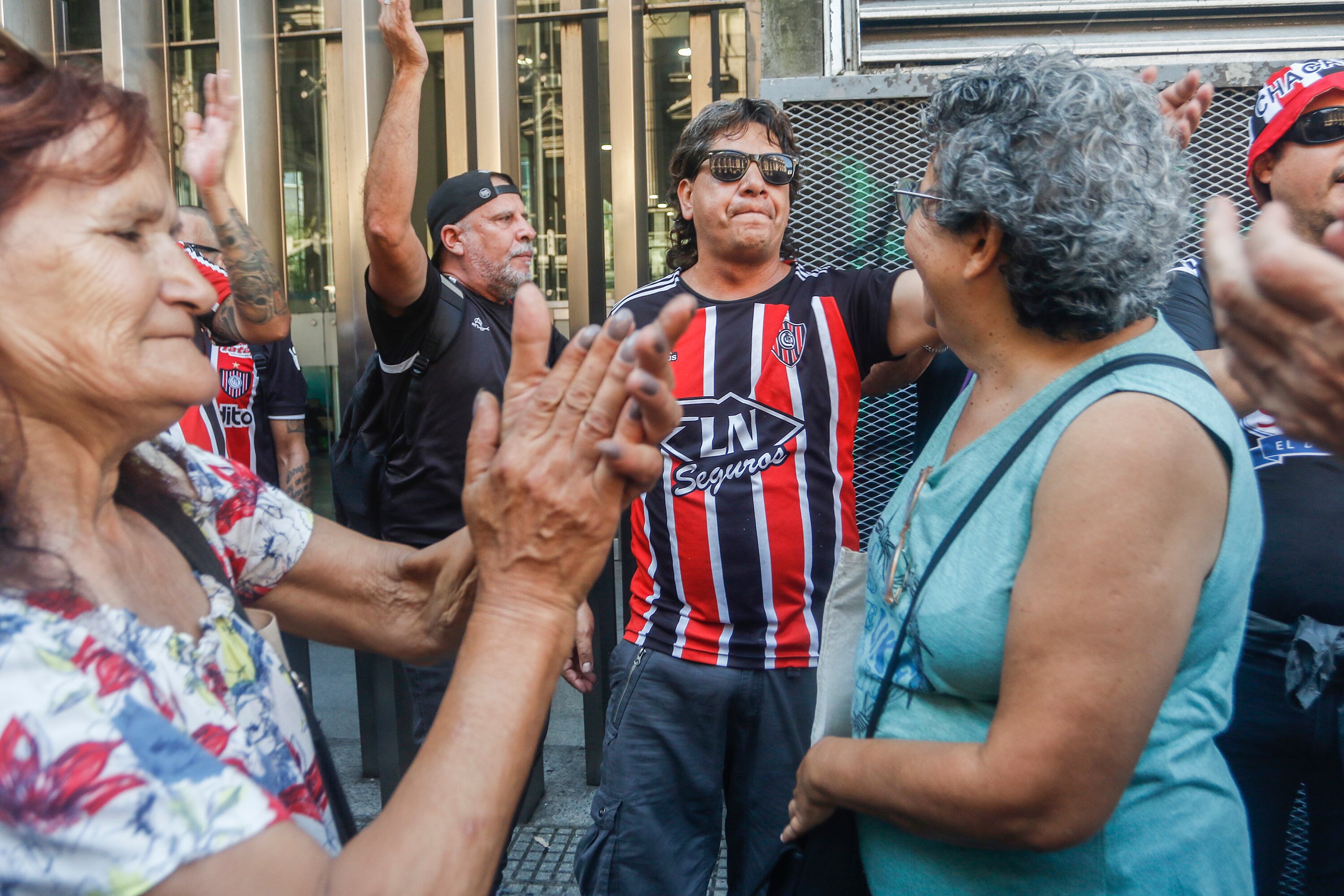 Los hinchas de Chacarita iniciaron la movida desde San Martín.