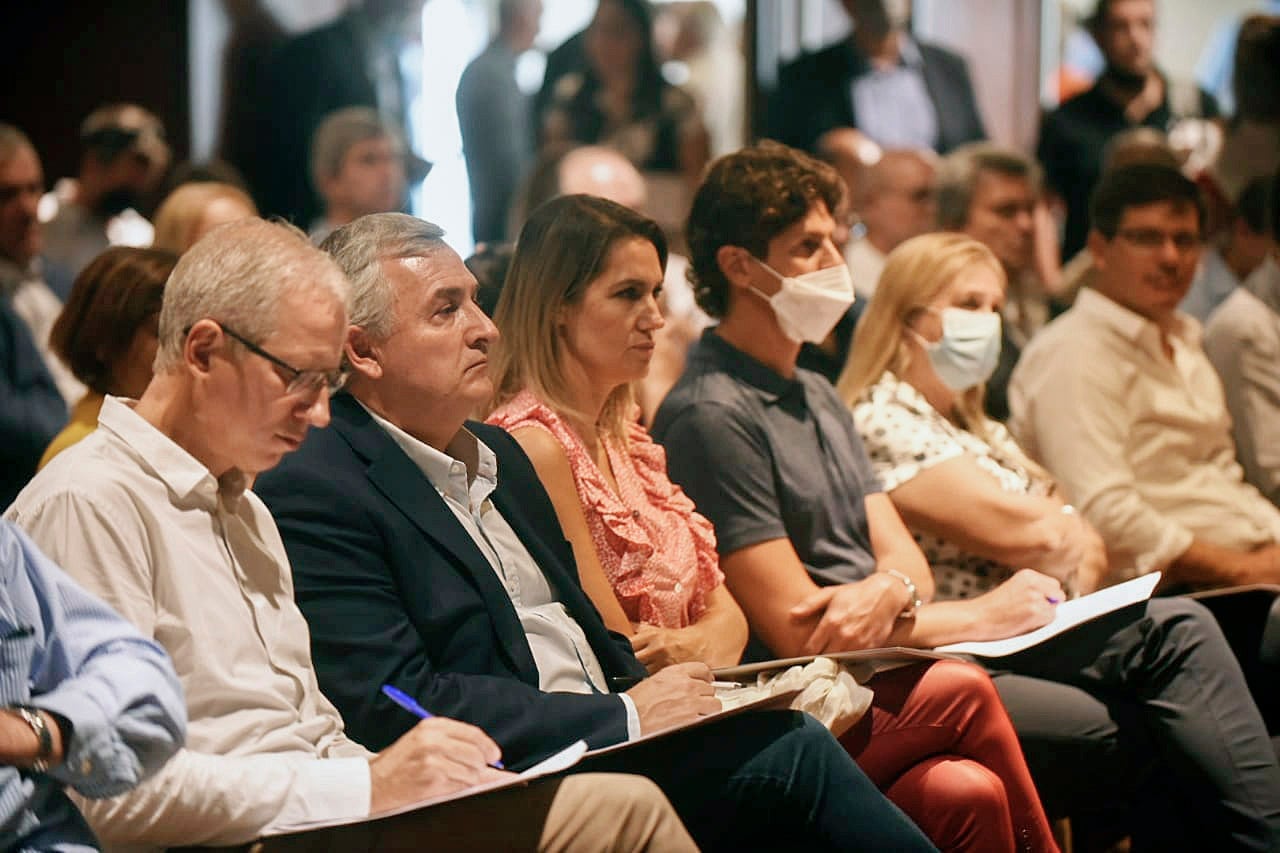 Gerardo Morales y Martín Lousteau, en la primera fila de la cumbre radical.
