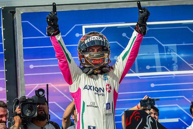 Leonel Pernía festeja el triunfo en el Cabalén.