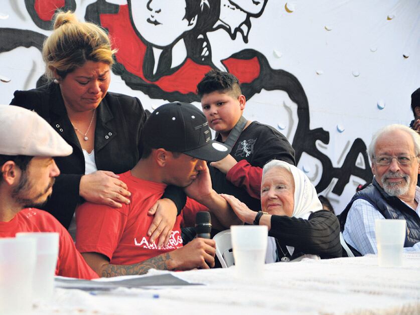 En el centro, uno de los jóvenes torturados por prefectos en la villa 21-24. 