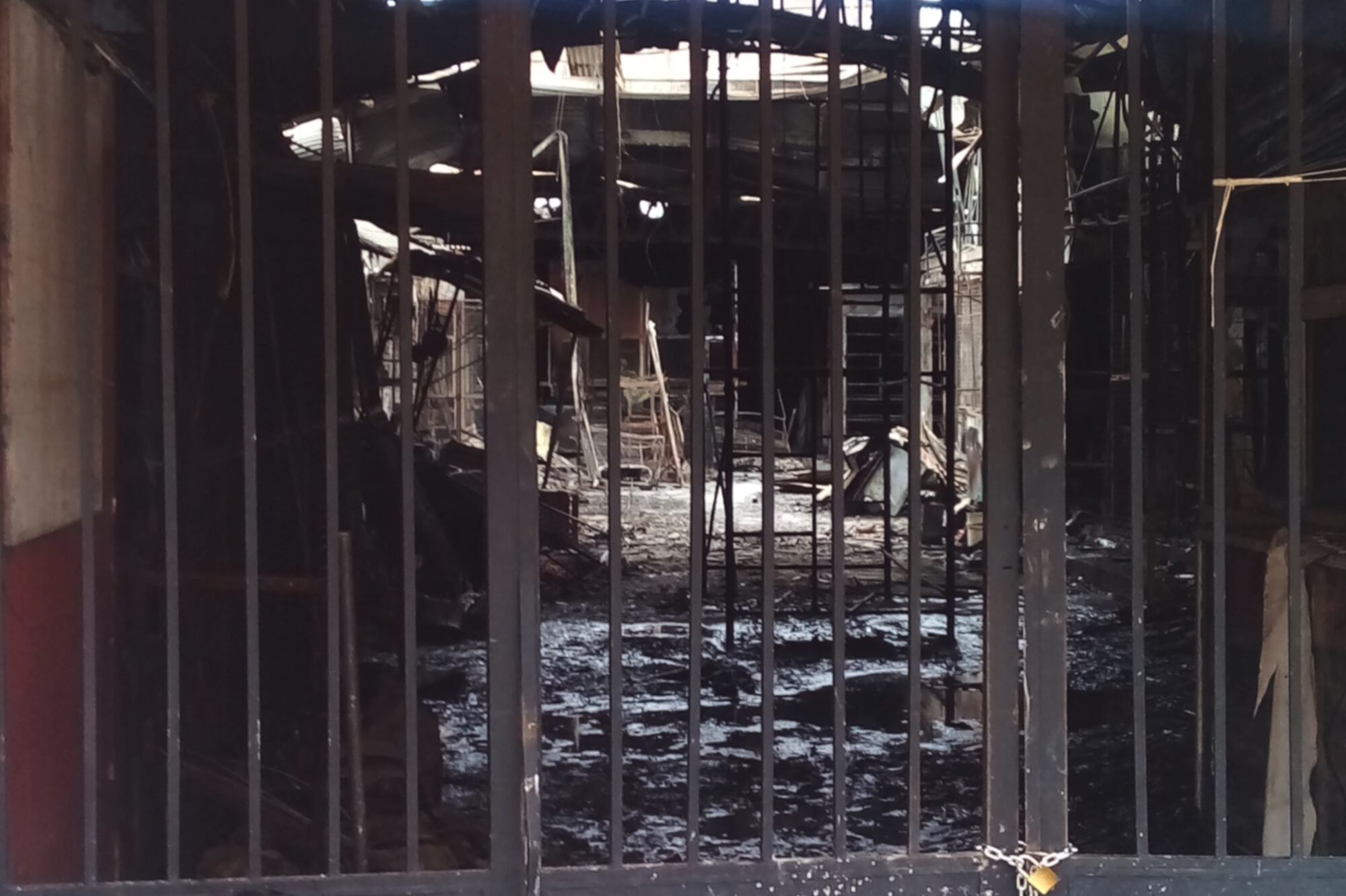 Ingreso al Mercado San Miguel por la calle Urquiza tras el incendio