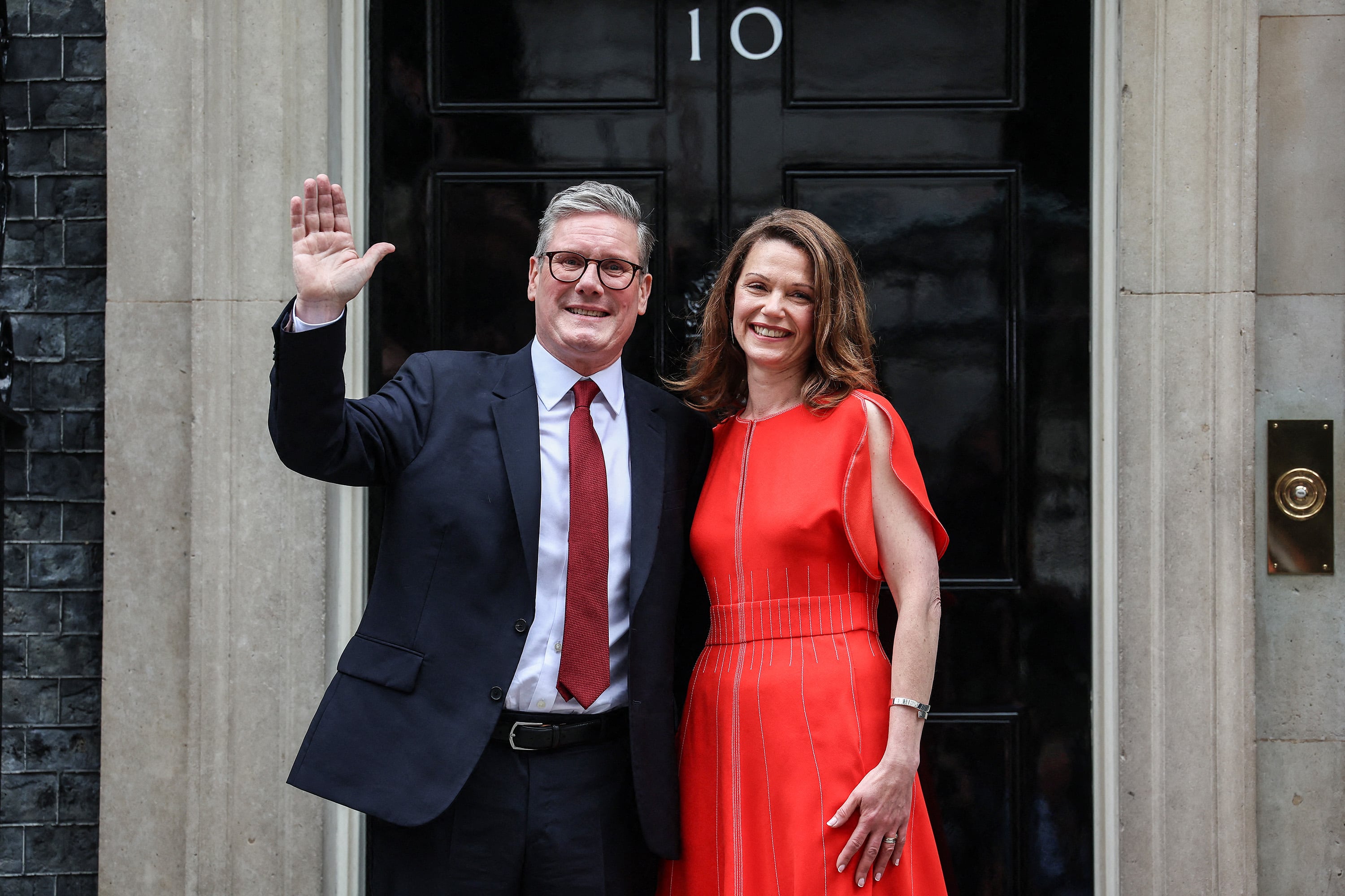 Starmer y su esposa Victoria saludan en la puerta de la residencia oficial.
