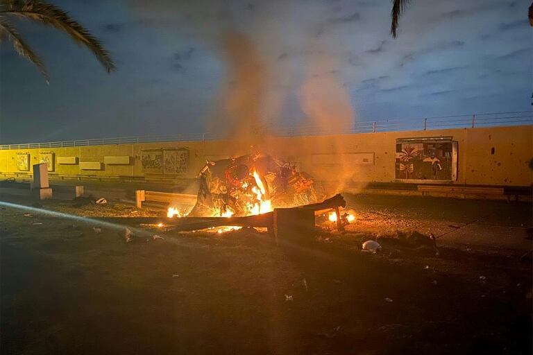Restos del auto de Qasem Soleimani, alcanzad por un misil estadunidense.