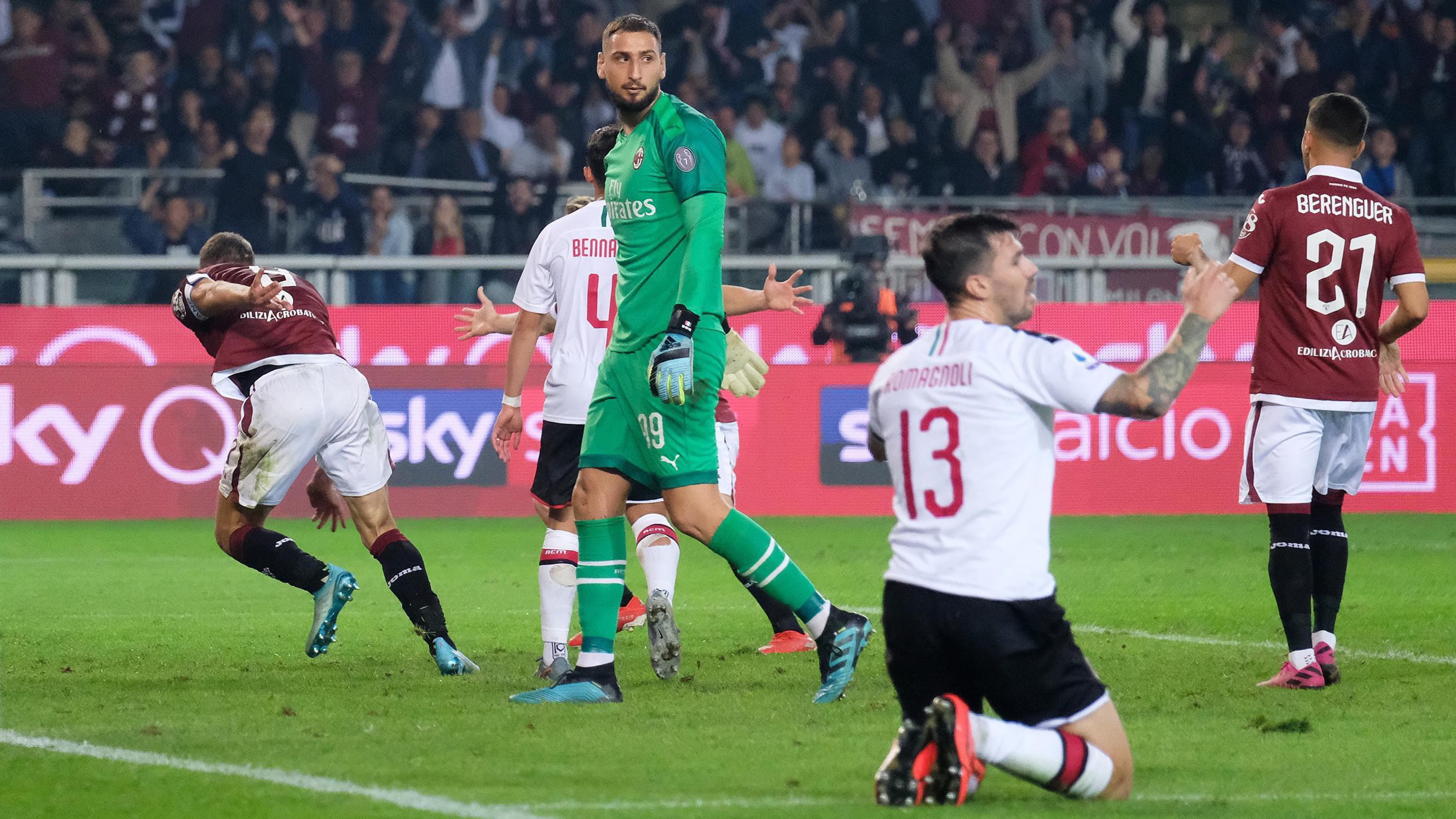 Belotti sale a festejar uno de sus goles.