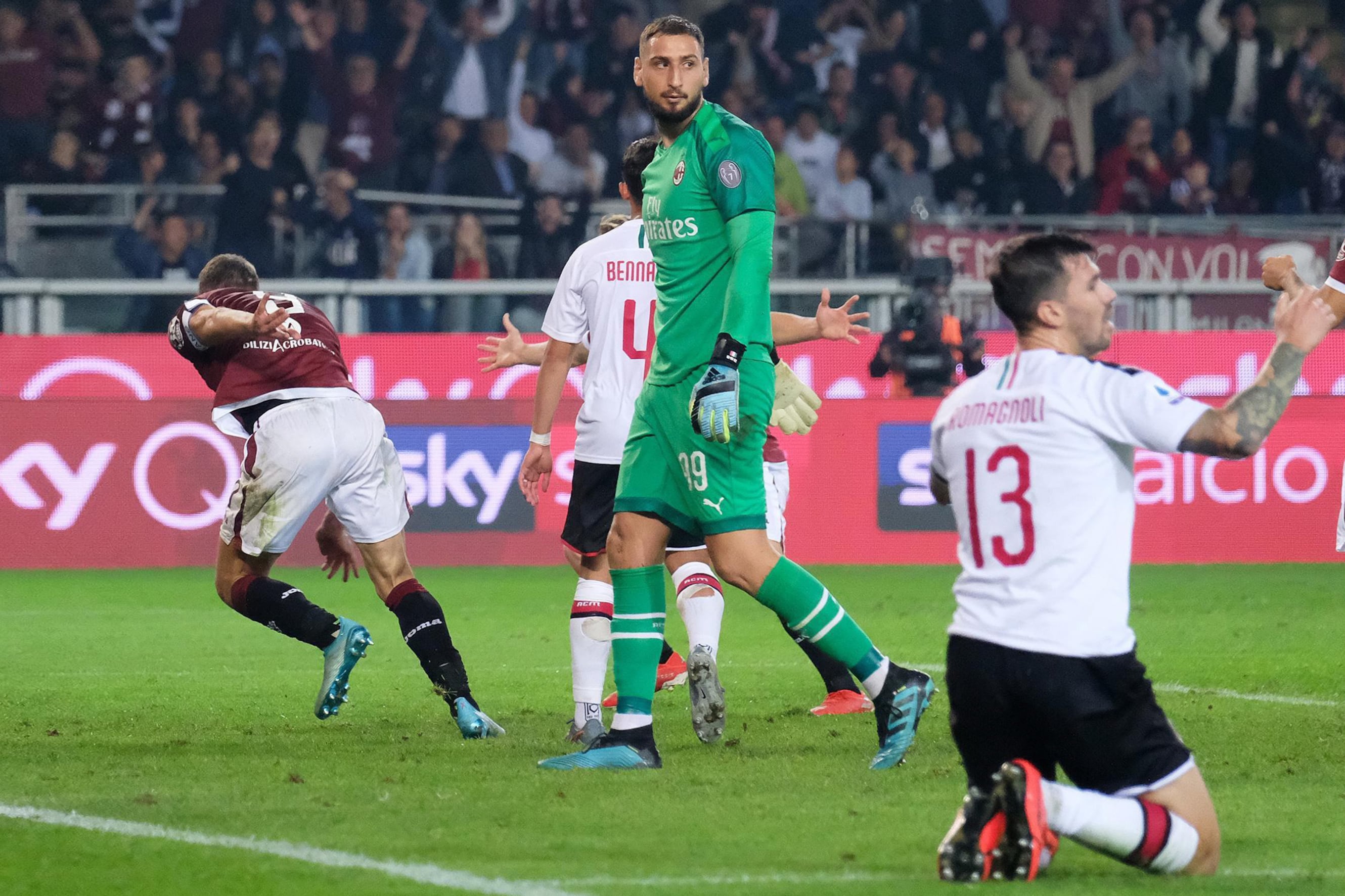 Belotti sale a festejar uno de sus goles.