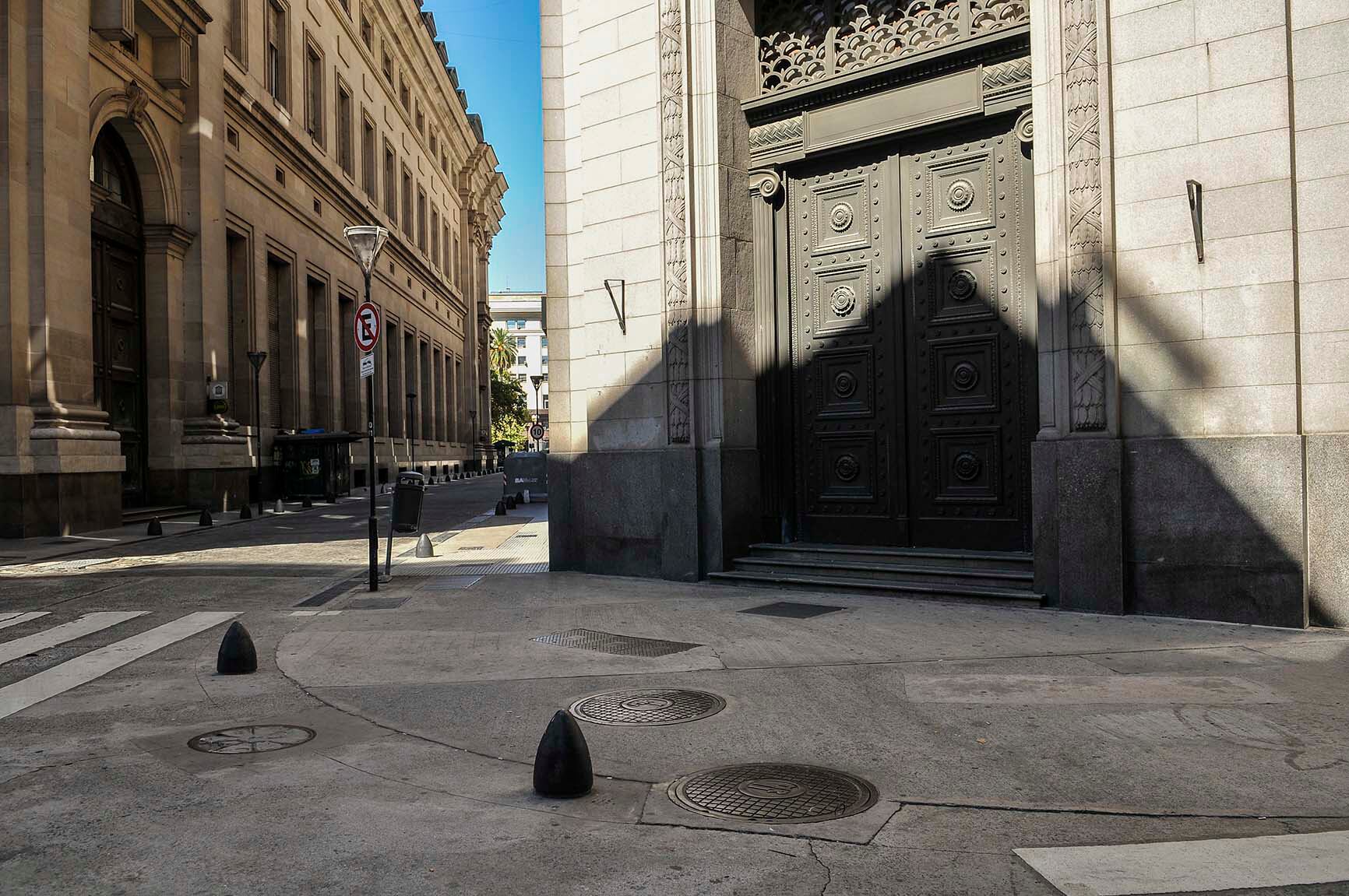 La intervención del Estado en la regulación y la programación de la utilización de los insumos y la asignación de los recursos permite una eficacia económica superior.