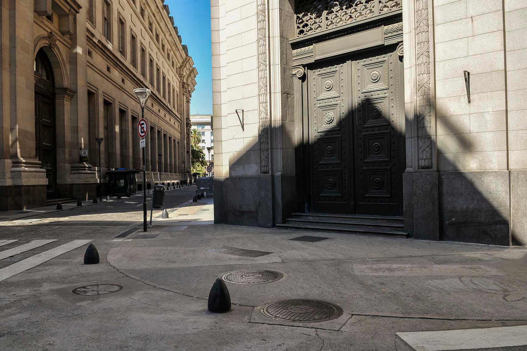 La intervención del Estado en la regulación y la programación de la utilización de los insumos y la asignación de los recursos permite una eficacia económica superior.